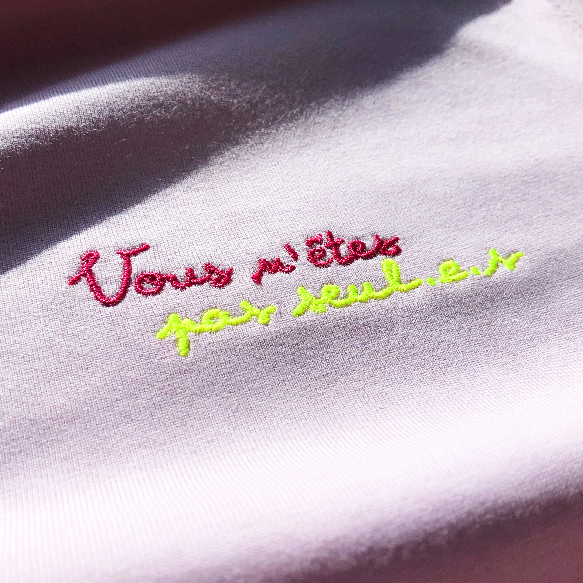 T-SHIRT COUPE SLIM FIT Vous n'êtes pas seul.e.s